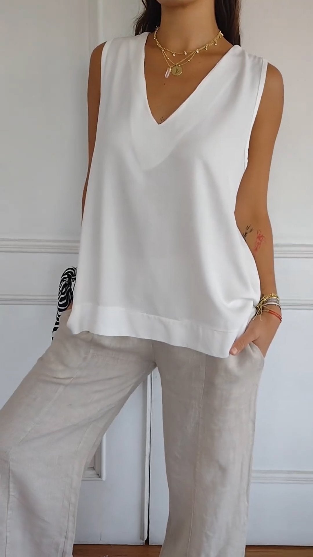 Clair Paris ™ | Top élégant sans manches à col en V